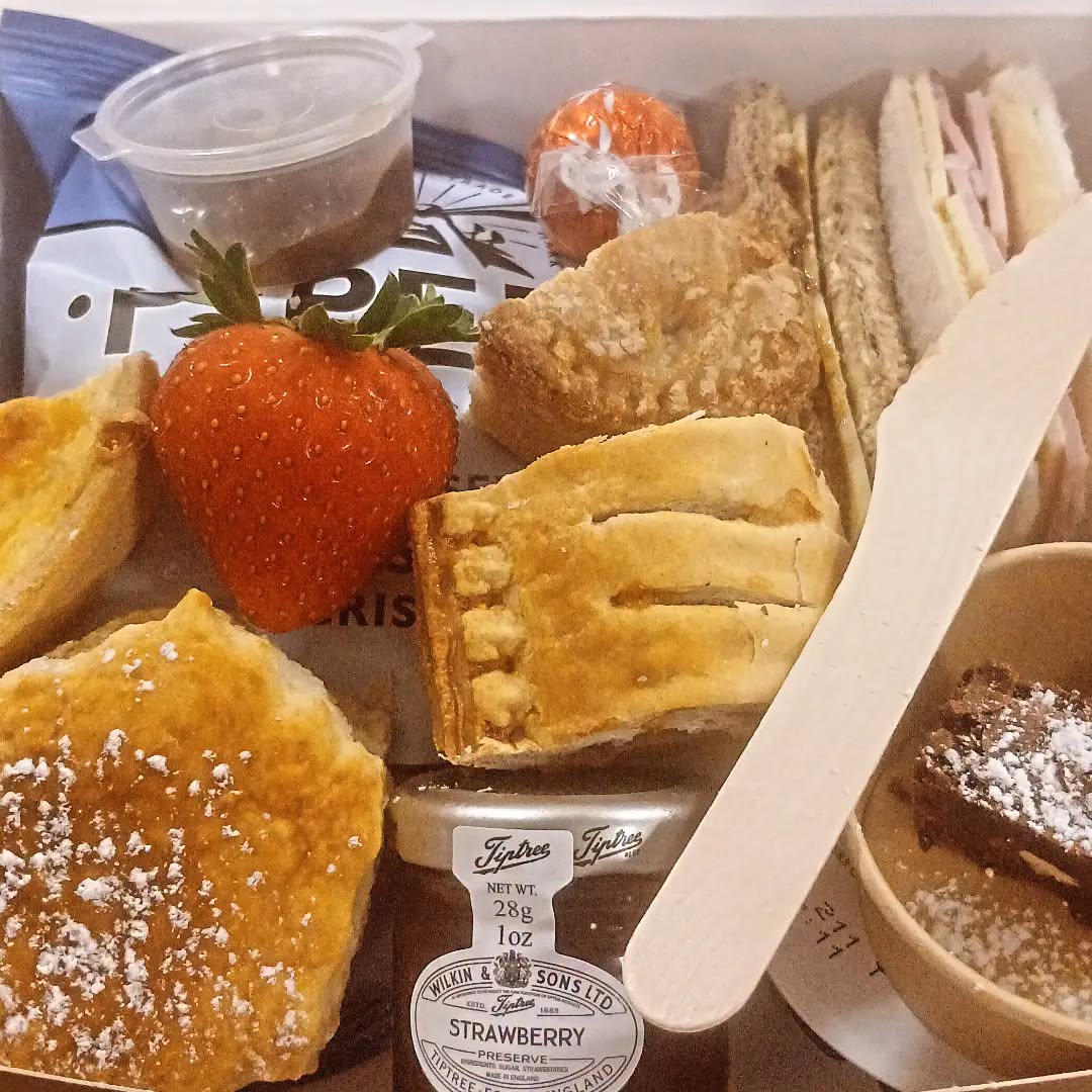 afternoon tea picnic box 26